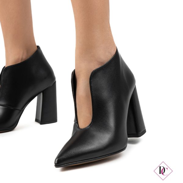 tronchetto nero elegante con tacco alto e scollo anteriore de caro calzature (4)