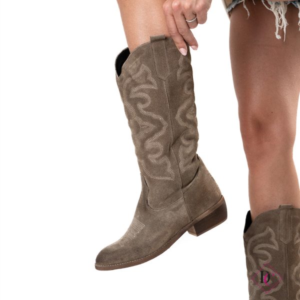 stivali texani bassi vera pelle camoscio tortora con gambale ricamato de caro calzature (1)