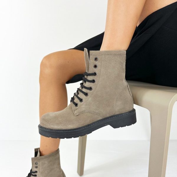 anfibi-in-pelle-scamosciata-con-lacci-tortora-de-caro-calzature-4