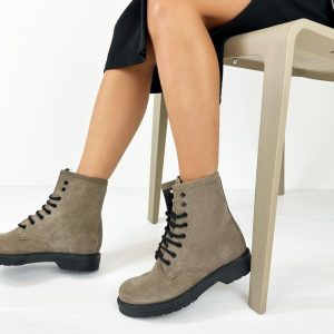 anfibi-in-pelle-scamosciata-con-lacci-tortora-de-caro-calzature-5