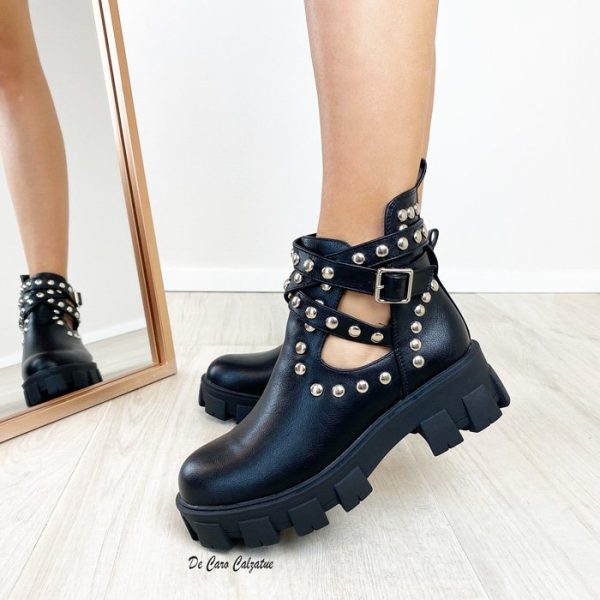 anfibi-nero-primaverli-estivi-con-borchie-de-caro-calzature-6