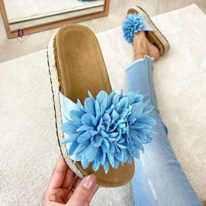 ciabatte-con-zeppa-e-fiore-blu-de-caro-calzature-1