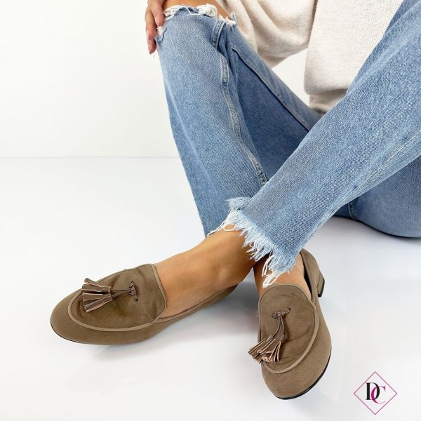 mocassini bassi camoscio tortora con nappe de caro calzature 2