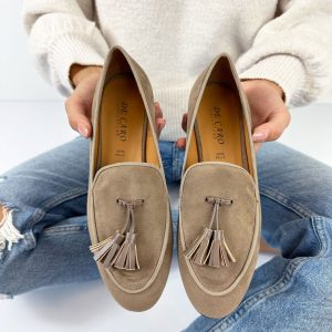 mocassini bassi camoscio tortora con nappe de caro calzature 3
