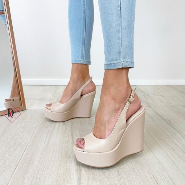 sandali-con-zeppa-alta-in-pelle-nude-spuntate-de-caro-calzature-3