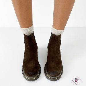 stivaletti-bassi-camoscio-testa-di-moro-accessori-oro-de-caro-calzature