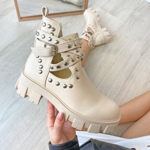 stivaletti-beige-estivi-alla-caviglia-con-borchie-de-caro-calzature-1