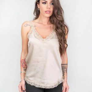 top-beige-elegante-con-bordi-in-pizzo-de-caro-abbigliamento-2