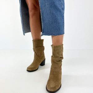 tronchetti-scamosciati-tortora-tacco-comodo-de-caro-calzature-1