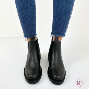 stivaletti-bassi-alla-caviglia-nero-pelle-con-elastici-de-caro-calzature-3