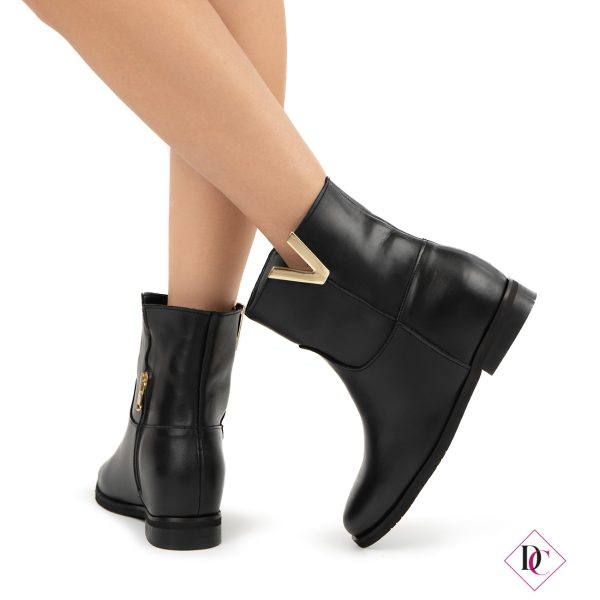 stivaletti neri vera pelle con zeppa interna e V dorata de caro calzature (1)
