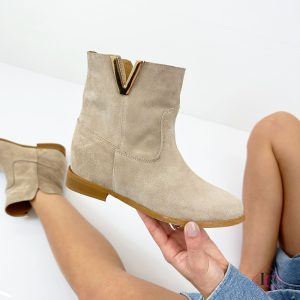 stivaletti alla caviglia camoscio beige con zeppa interna e V oro de caro calzature