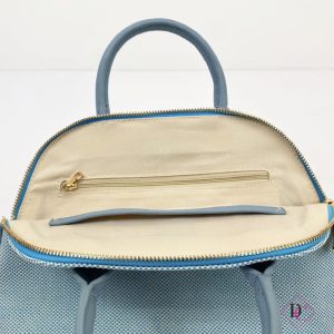 borsa bauletto estiva in tela celeste con tracolla de caro calzature 1