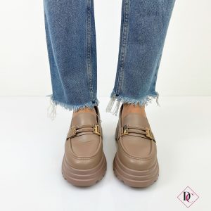 mocassini eco pelle khaki con zeppa alta e fibbia oro de caro calzature 2