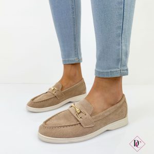 mocassini morbidi scamosciati beige con fibbia oro de caro calzature 3