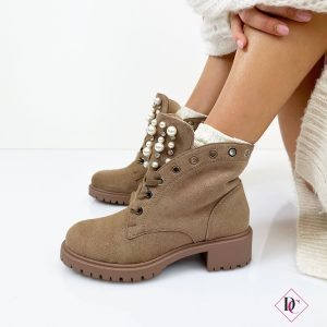 stivaletti bassi eleganti camoscio tortora con perle de caro calzature 1