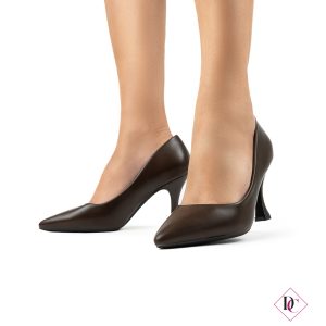 décolleté marrone classico a punta con tacco alto de caro calzature (1)