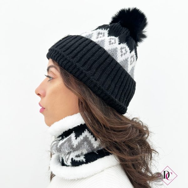 set coordinato cappello con pon pon e scalda collo nero de caro calzature 1