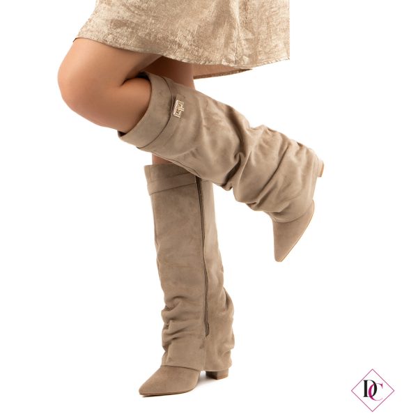 stivali camoscio khaki con tacco alto e fibbia oro de caro calzature (3)